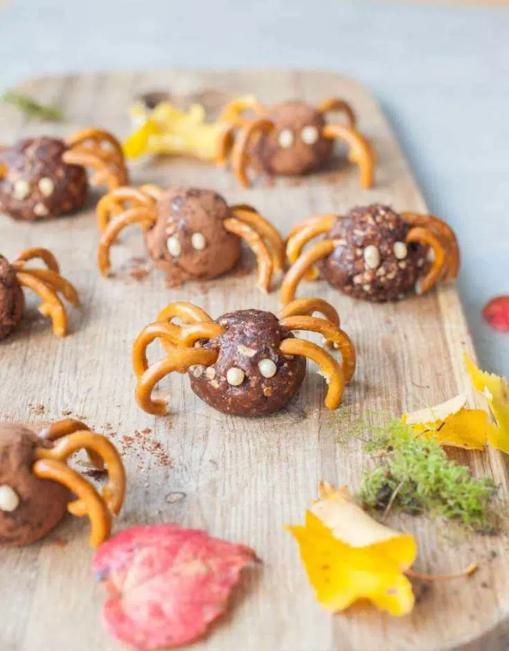 12 halloween pretzel spiders