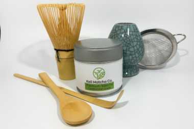 table with a 6-piece matcha set from wooden spoons to whisk and powder as a great vegan gift idea
