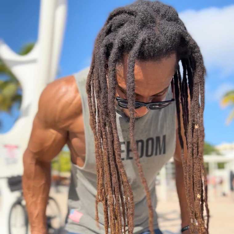 vegan bodybuilder Torre Washington working out
